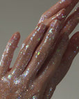 F.O.X Shine gel Flakes i 5 delikate nyanser som er beriket med skimrende partikler og subtilt kuttfolie.