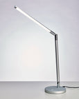 Stilren og kompakt LED Bordlampe LTL 749, perfekt for neglesalonger og arbeidsplasser.