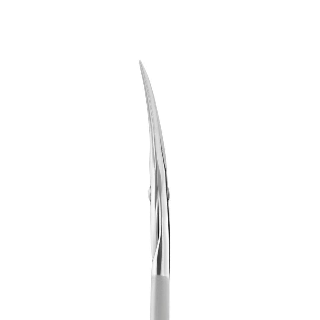 Brukervennlig neglebåndsaks Beauty&Care 10 Type, håndslipt for skarphet og laget av rustfritt stål.