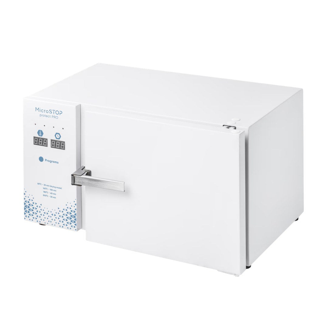 MicroSTOP PROTECT PRO varmluftsterilisator, hvitt kabinett med frontdør og display på venstre side