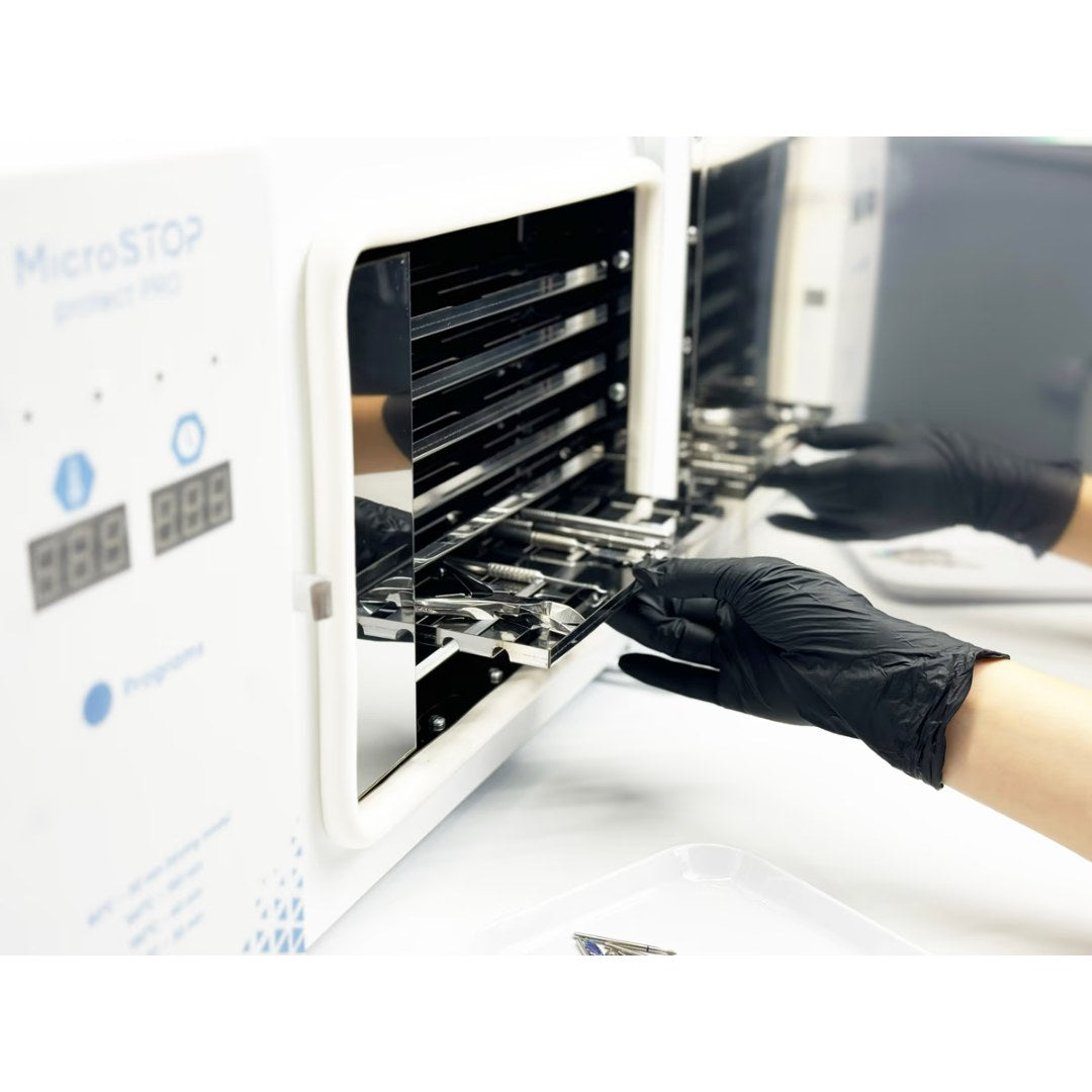 Manikyrinstrumenter plasseres på hyllene i åpen MicroSTOP PROTECT PRO