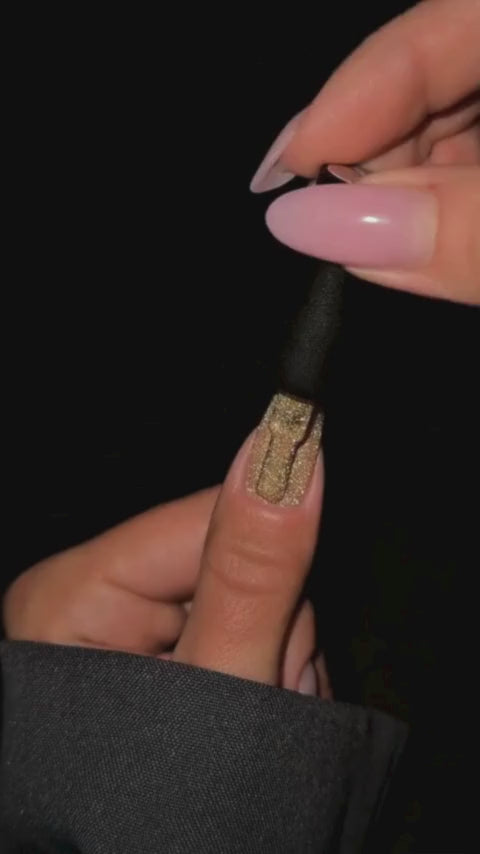 Flashback gellack med intens lysrefleksjon som viser flash-effekt og dybde i fargene