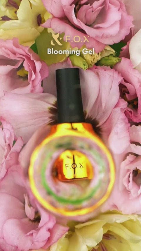 F.O.X Blooming Gel – Innovativ gele som skaper kunstneriske negleeffekter med blomster, overganger og vannfargedesign.