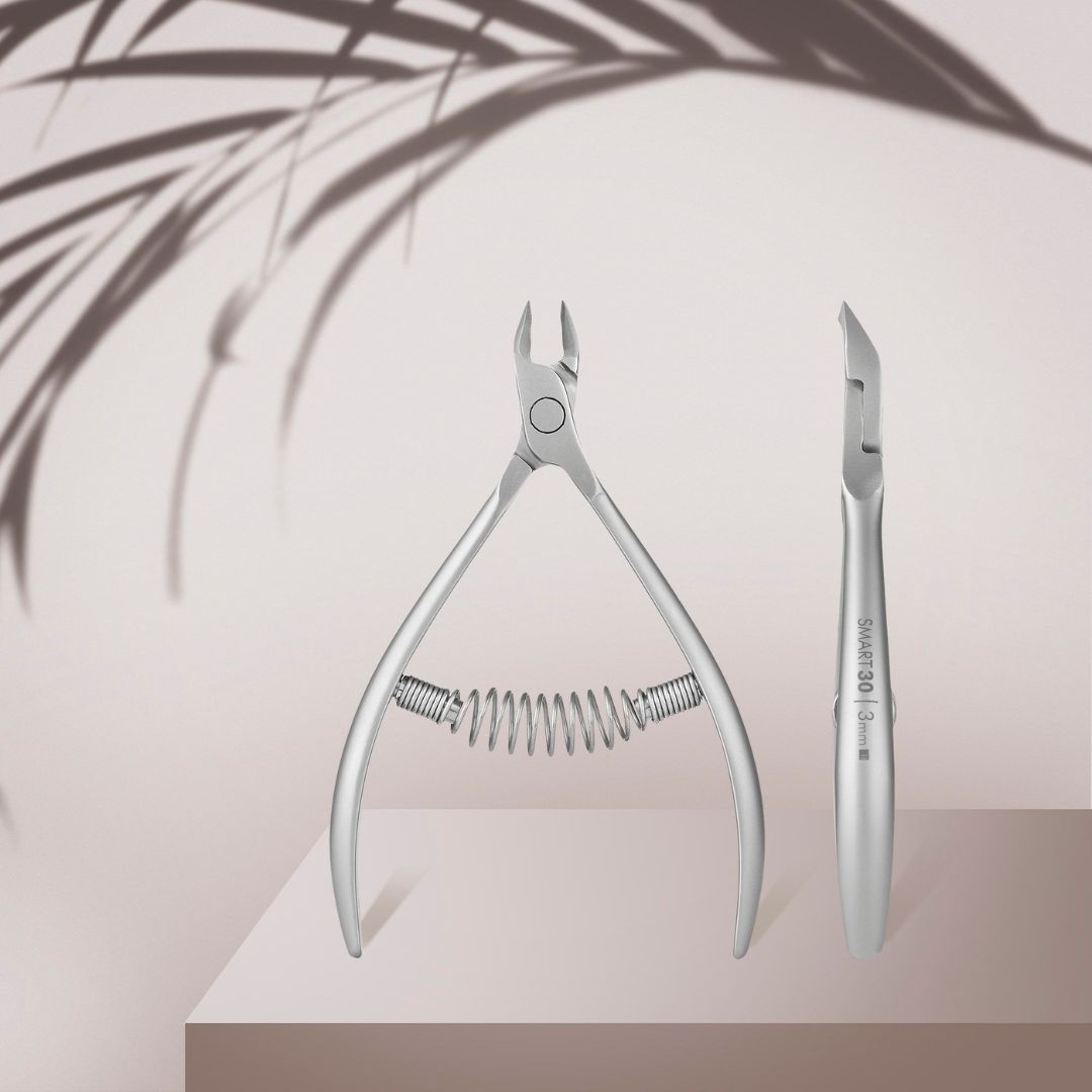 Profesjonell Cuticle Nipper Smart 30 i rustfritt stål med matt overflate og avrundede håndtak.